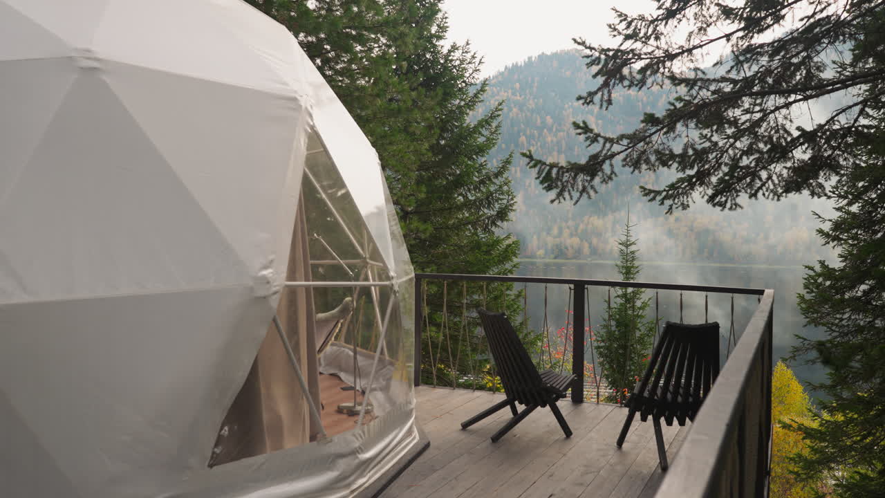 호수와 산을 볼 수 있는 웅장한 집, 숲과 넓은 강의 나무로 둘러싸인 관광객을 위해 임대 할 수 있는 숙박 시설.