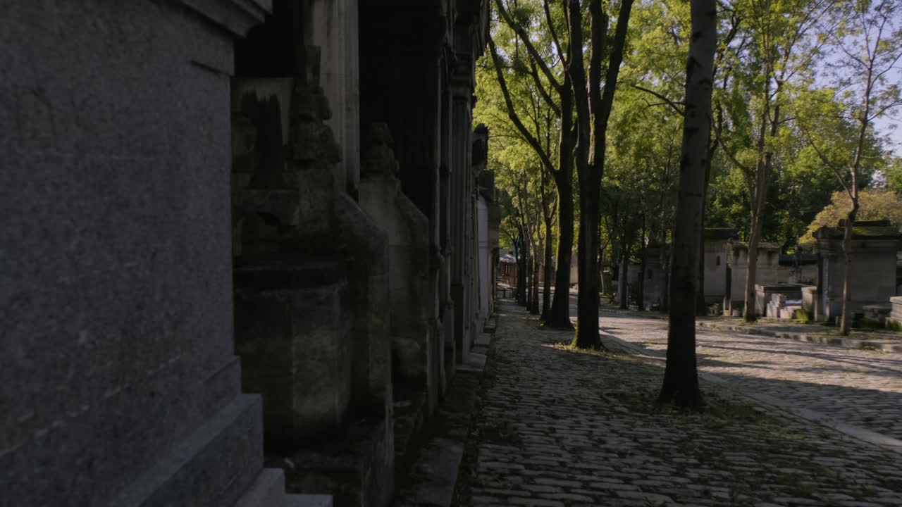 파리의 pere lachaise 공동묘지의 포장된 골목에서 앞으로 여행