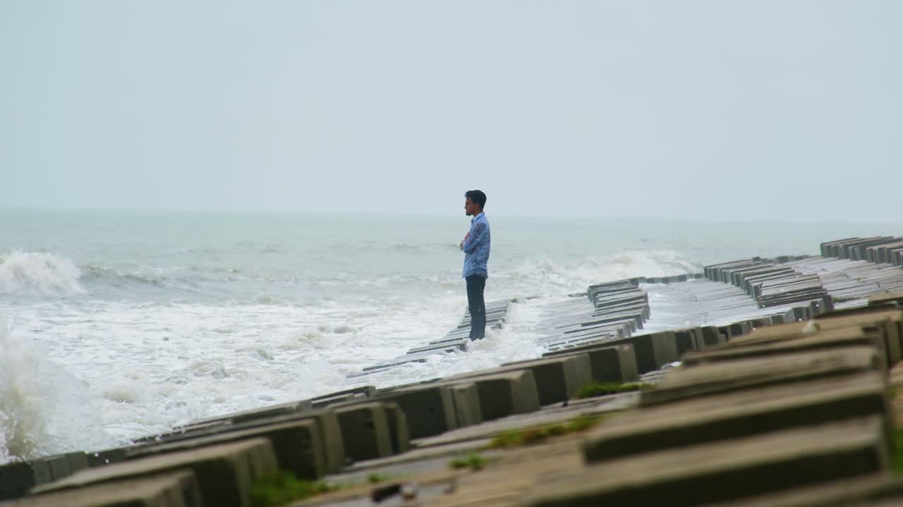 한 젊은이가 익사하는 생각에 유혹을 받으면서 혼자