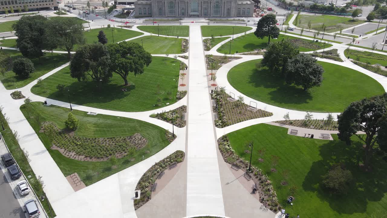 revelando la estación central de michigan que ha sido recientemente restaurada por la compañía de automóviles ford en detroit, michigan, estados unidos, disparo aéreo de dron