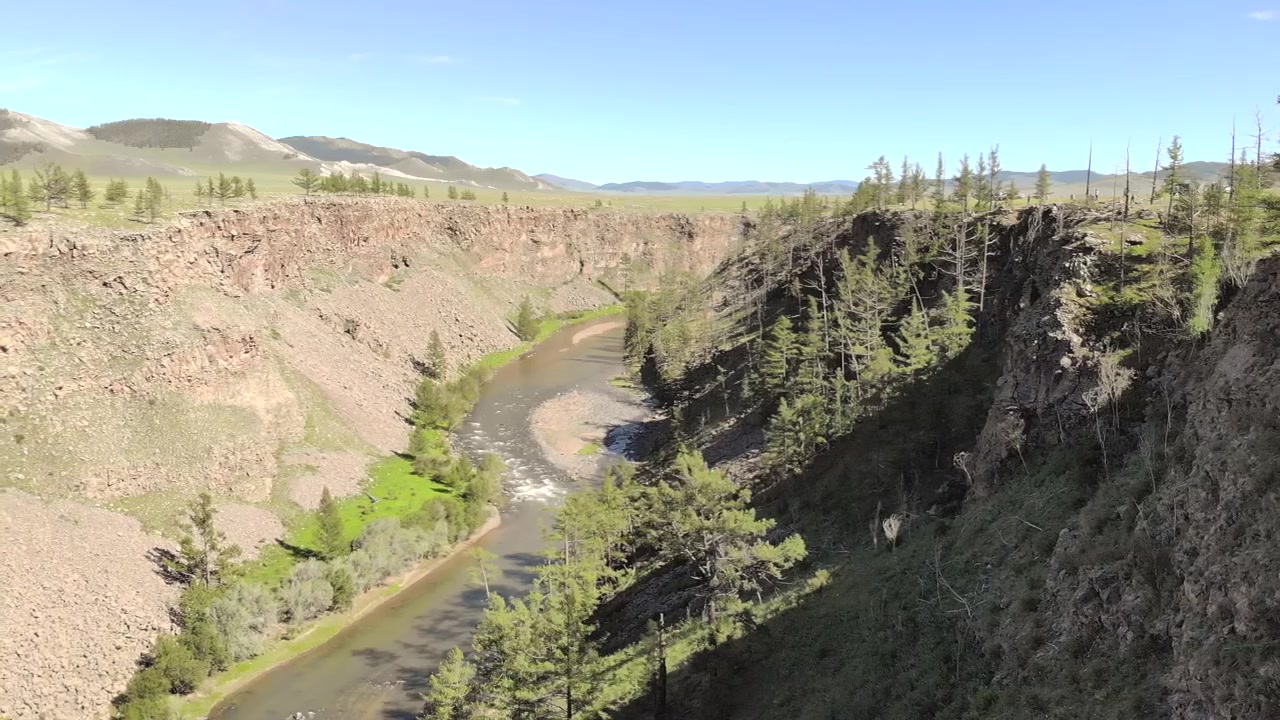 Vista panoramica di un fiume serpeggiante attraverso un canyon roccioso
