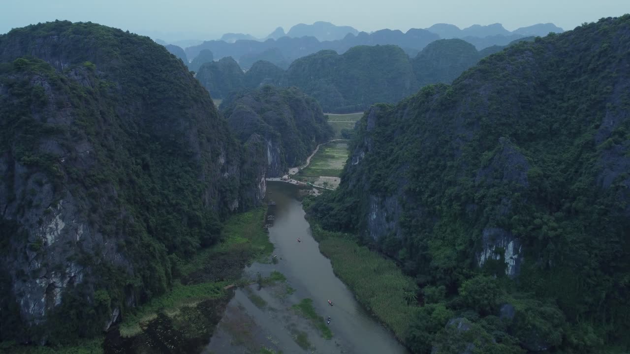 긴 산, 울창한 절벽, 조용한 강 계곡, 평화로운 자연 분위기, 공중 전망