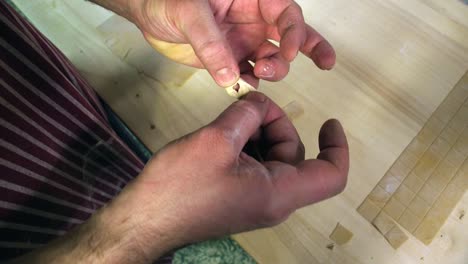 las manos plegando tortellini. tiro medio
