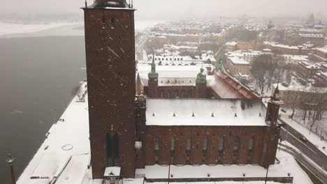 vista superior de rotación lenta alrededor del icónico ayuntamiento en el frío día de invierno