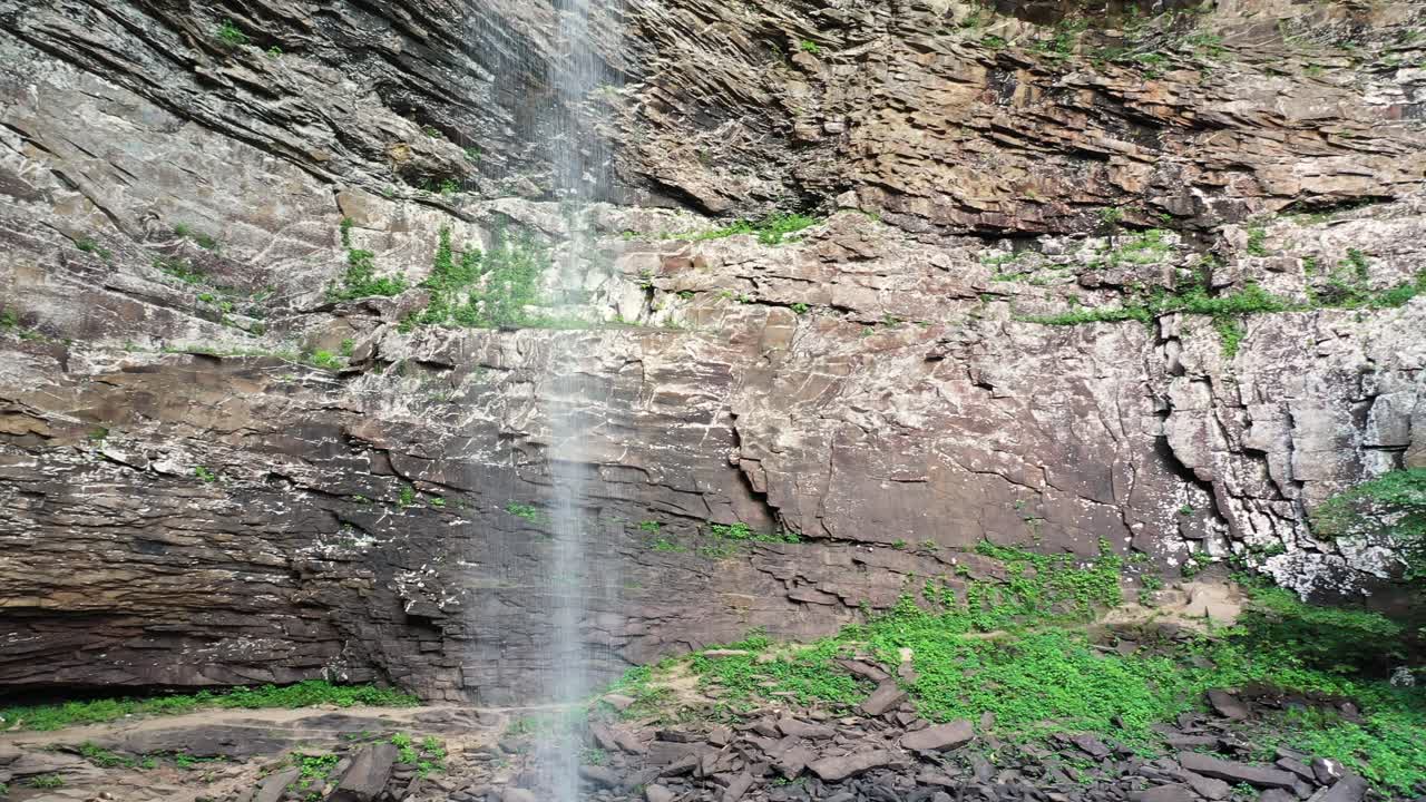 cerca de la cascada y el fondo rocoso empinado