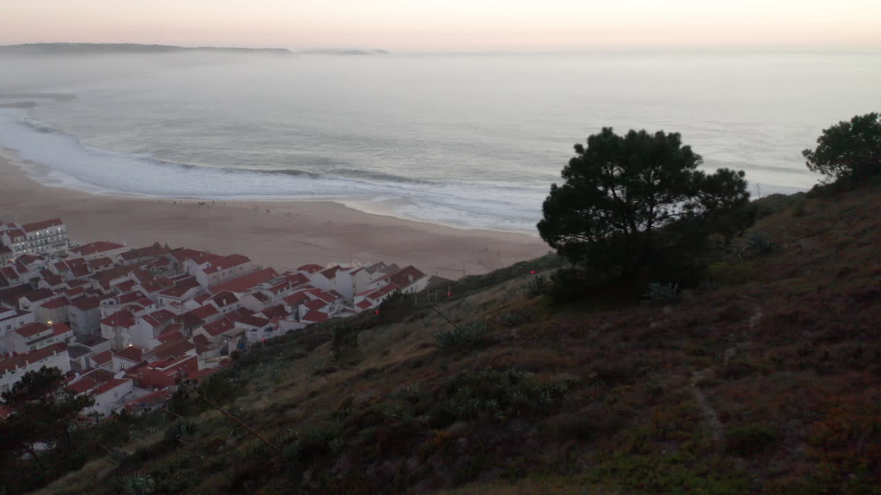 Strand von Nazaré – Luftaufnahme der Stadt Nazaré, der Standseilbahn und des Strandes in Portugal – Drohnenaufnahme.