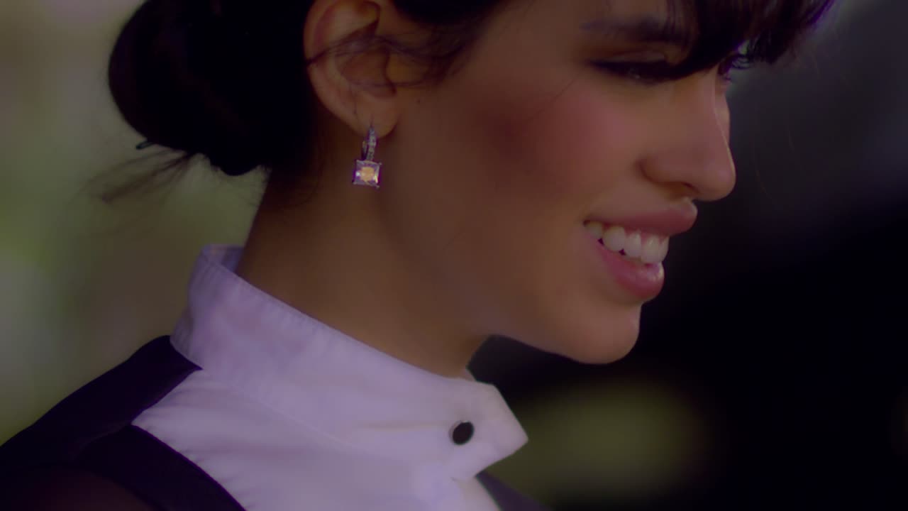 cámara lenta de un jinete mujer joven preparándose para la carrera