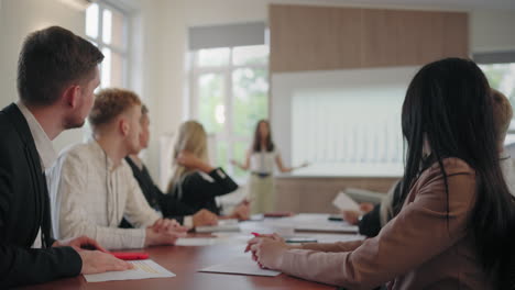 los empresarios están escuchando al entrenador de negocios en el seminario y aplaudiendo a los especialistas y empresarios
