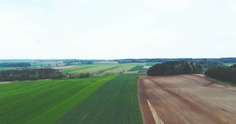 Landwirt,-Der-Am-Feldtraktor-Arbeitet,-Der-Das-Feld-Pflügt-1