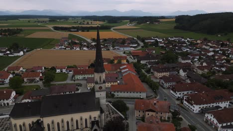 Pueblo-Bávaro-Cerca-De-Chiemsee-Y-Traunstein-Con-Iglesia-Católica-Con-Cementerio-Y-Torre