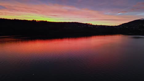 Intensiver,-Farbenfroher-Sonnenuntergang-An-Einem-See-In-Der-Schweiz