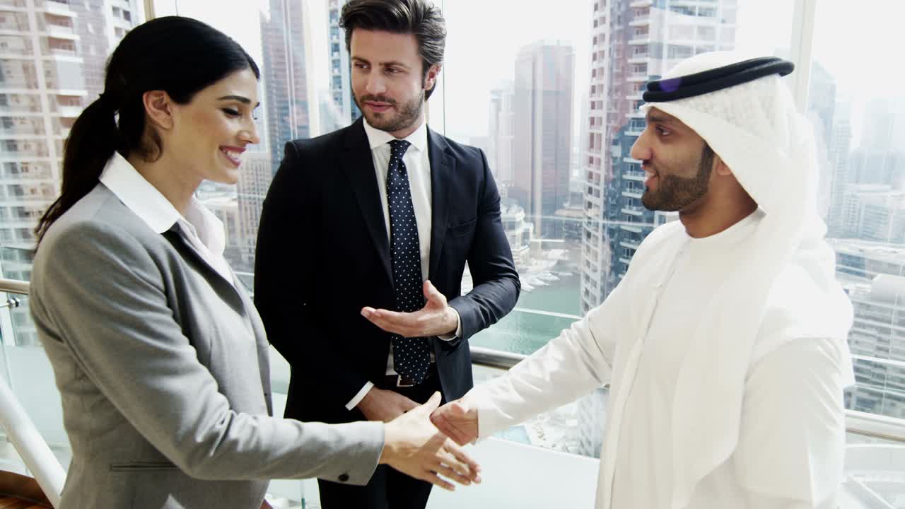 기업 투자 다민족 남녀 팀 회의