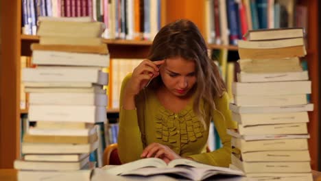 Konzentrierter-Student-Studiert-In-Der-Bibliothek,-Umgeben-Von-Büchern