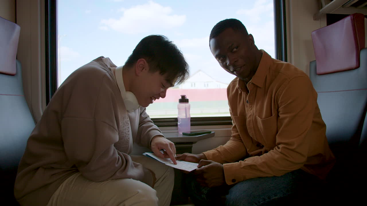 amigos mirando el mapa