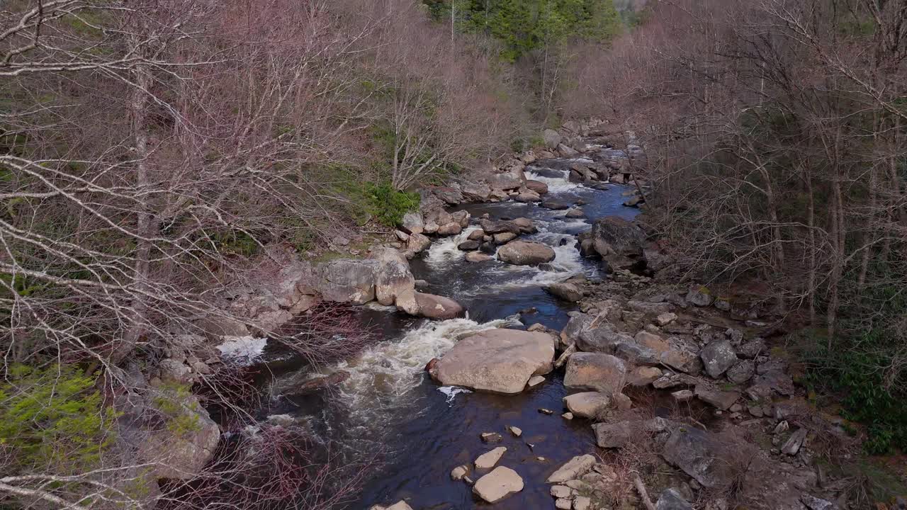 Luftfoto af Blackwater Rivers strømhvirvler, der flyder over kampesten i skoven nær Davis, WV