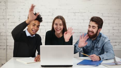 un grupo de jóvenes profesionales de etnias mixtas felices y atractivos tienen una reunión o discusión de negocios a través de internet