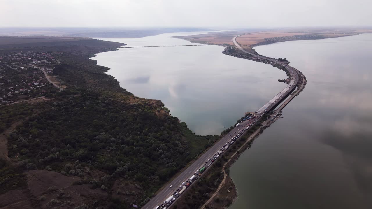 Traffic on the Pontoon Bridge.