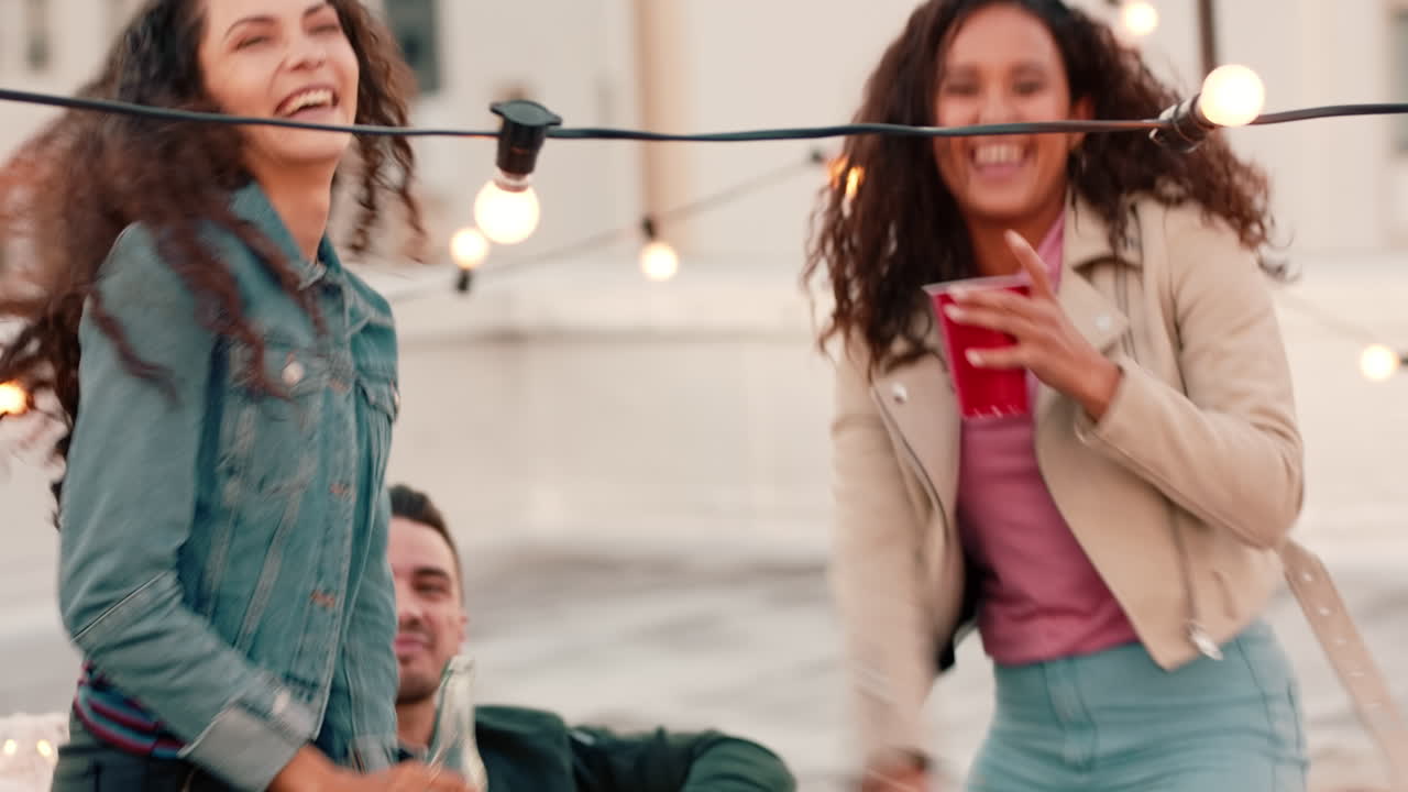 여성, 남성 또는 결합 및 알코올과 함께 춤