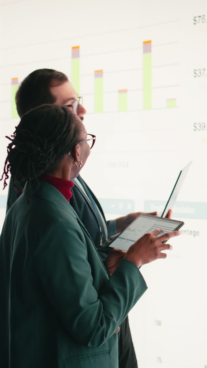 Video verticale: Compilazione di un rapporto finanziario, laptop e dirigente donna con partner d'affari