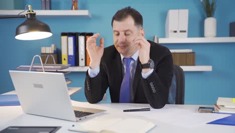 el hombre de negocios aburrido en la oficina no quiere trabajar.