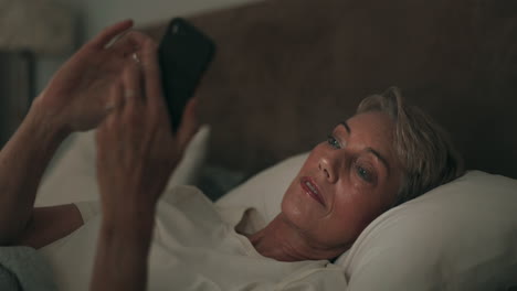 Telefon,-Soziale-Medien-Und-Eine-ältere-Frau-Im-Bett