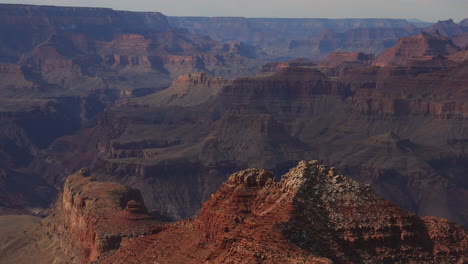 Tomas-Panorámicas-Lentas-Sobre-Un-Gran-Cañón-En-El-Gran-Cañón-En-Los-Estados-Unidos-De-América