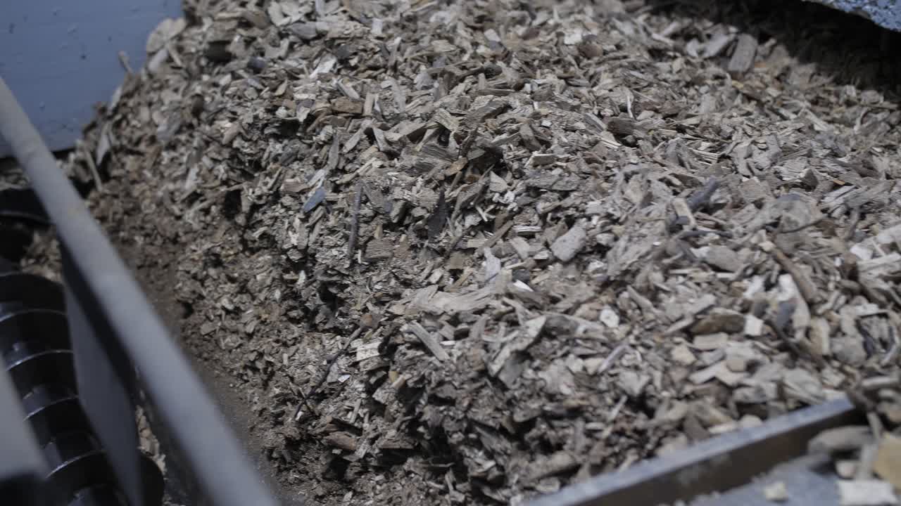 컨테이너에서 나무 조각이 나오고 자동화 시스템으로 보일러로 이동