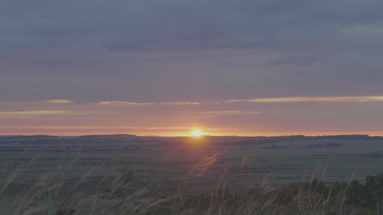 el amanecer sobre la pradera