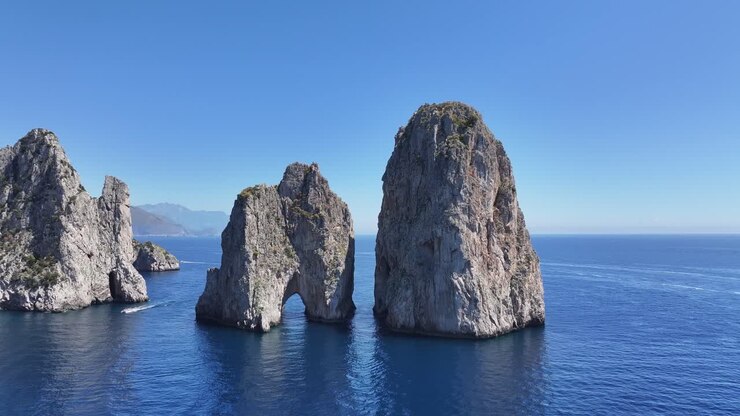 I Faraglioni di Capri a Napoli, Italia. Paesaggio isolano. Punto di riferimento turistico. I Faraglioni di Capri a Napoli, Italia. Skyline del Golfo di Napoli. Patrimonio culturale costiero. Paradiso dell'isola di Capri
