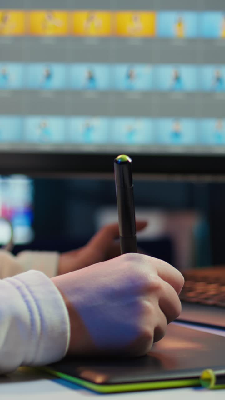 Editor di foto per video verticali con tavoletta grafica per modificare il bilanciamento del colore, primo piano