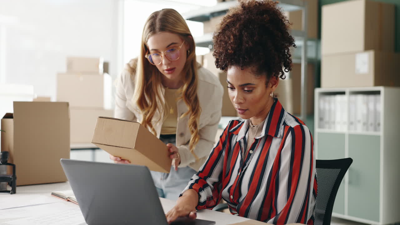 dos mujeres que trabajan en una oficina de una pequeña empresa