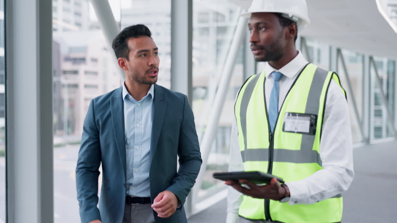 tableta, trabajo en equipo o construcción con un gerente