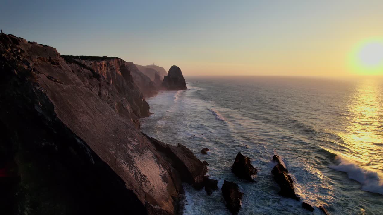 Ondas ondulantes na costa oeste de Portugal durante o pôr do sol