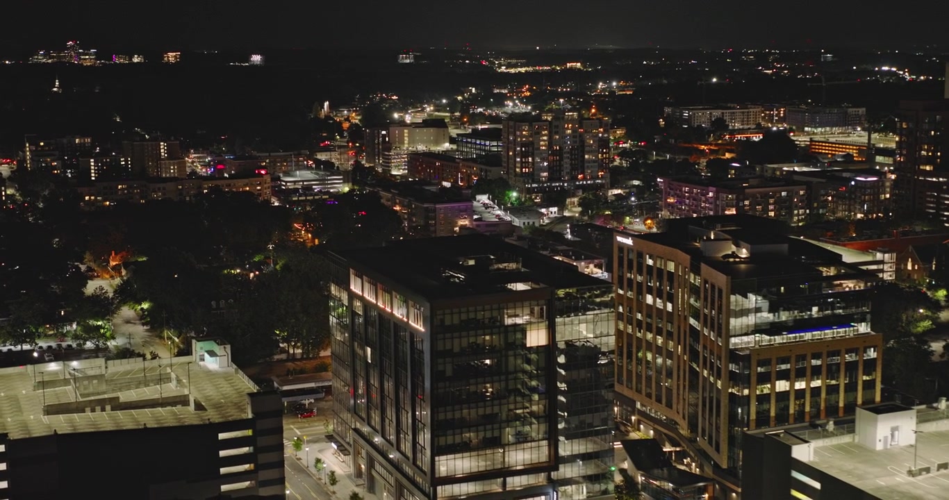 Raleigh, Carolina do Norte, Aérea v51: sobrevoo noturno em baixa altitude com vista aérea sobre o Warehouse District e Glenwood South em direção ao centro - Filmado com Inspire 3 8k - 30 de setembro de 2023.