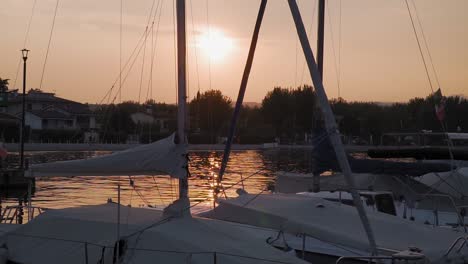 El-Cielo-De-Cobre-Con-Una-Estrella-Dorada-En-Su-Bóveda-Derrama-Magia-Sobre-El-Lago-De-Garda-En-Manerba-Del-Garda,-Italia