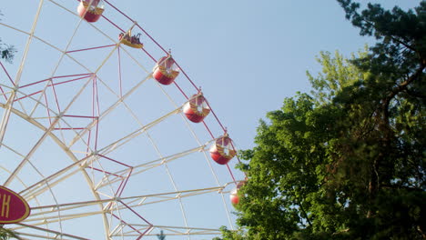 Niedrige-Sicht-Auf-Das-Riesenrad