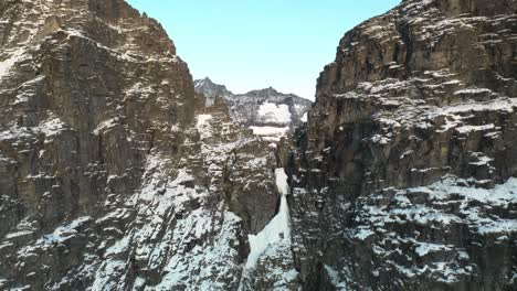 disparo de drones desde el amanecer en una gran montaña majestuosa en noruega