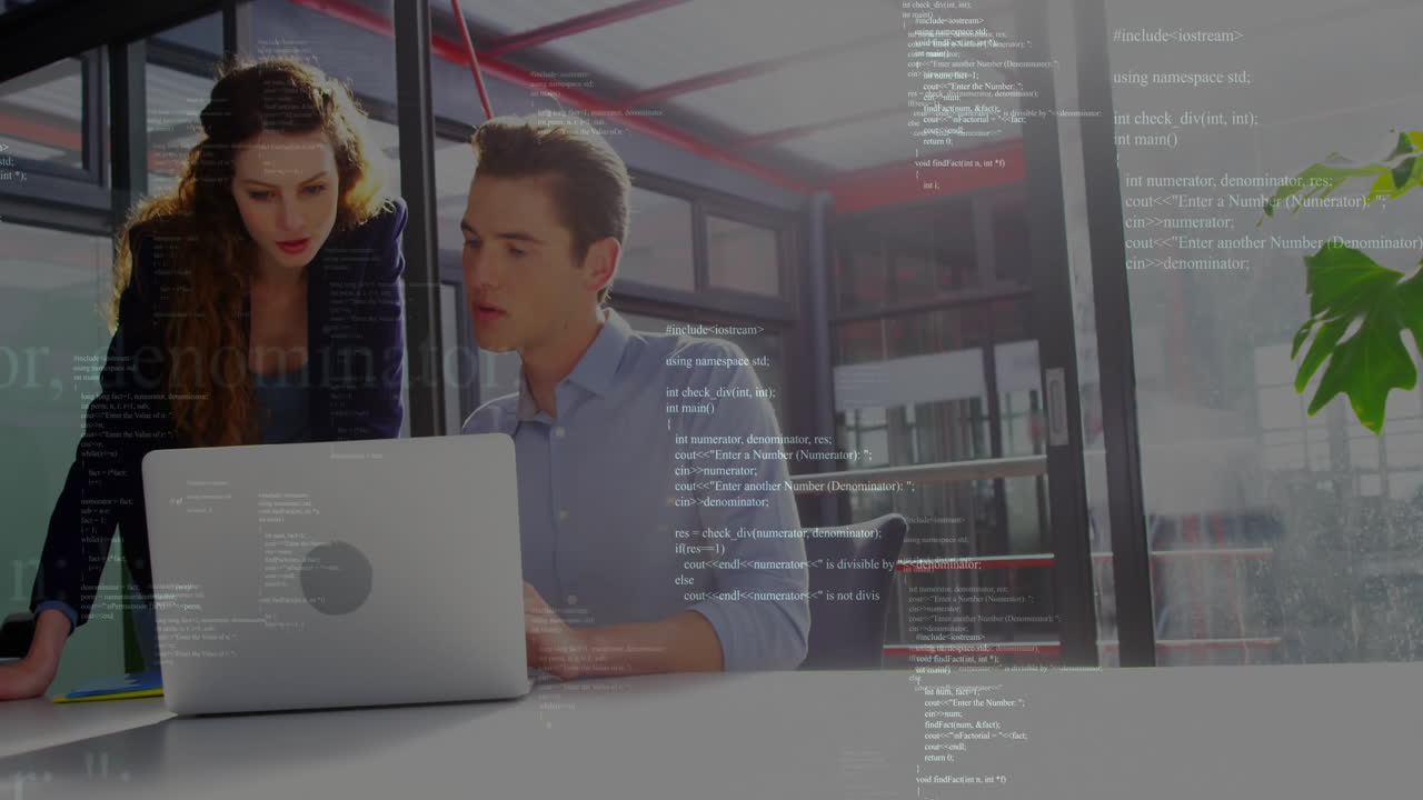 animación de código de programación sobre profesionales de negocios que trabajan en computadora portátil en la oficina