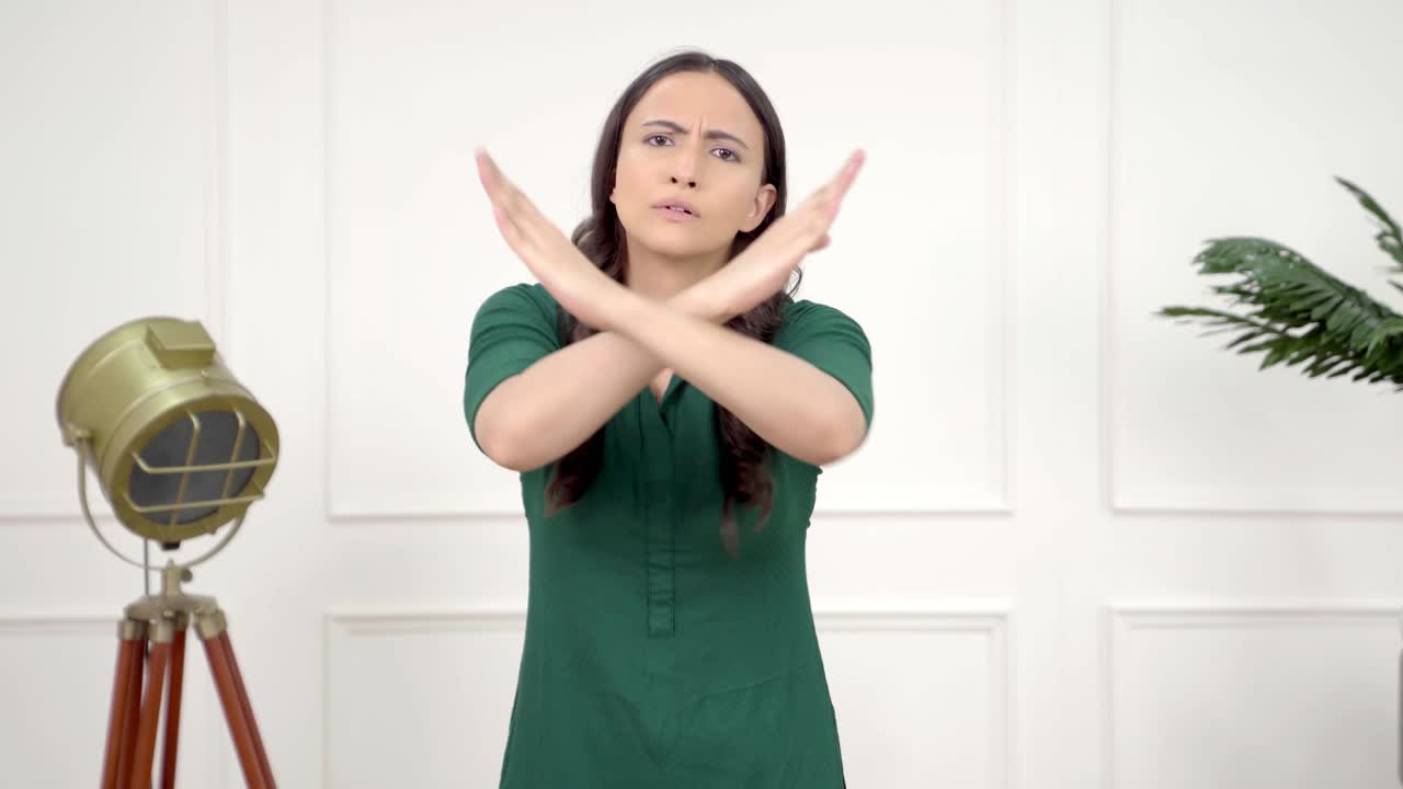 mujer india enojada deteniendo a alguien