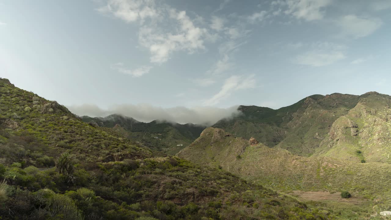 Bellissime nuvole che si muovono sulla catena montuosa nel nord dell'isola di Tenerife, ripresa in time-lapse