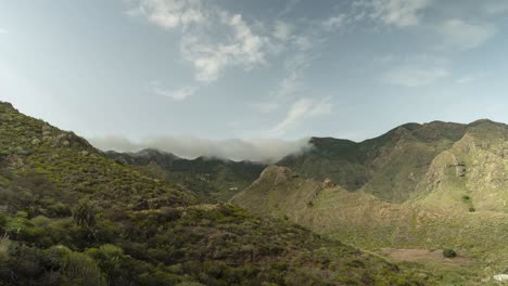 Wunderschöne-Wolken,-Die-über-Die-Bergkette-Im-Norden-Der-Insel-Teneriffa-Rollen,-Zeitrafferaufnahme