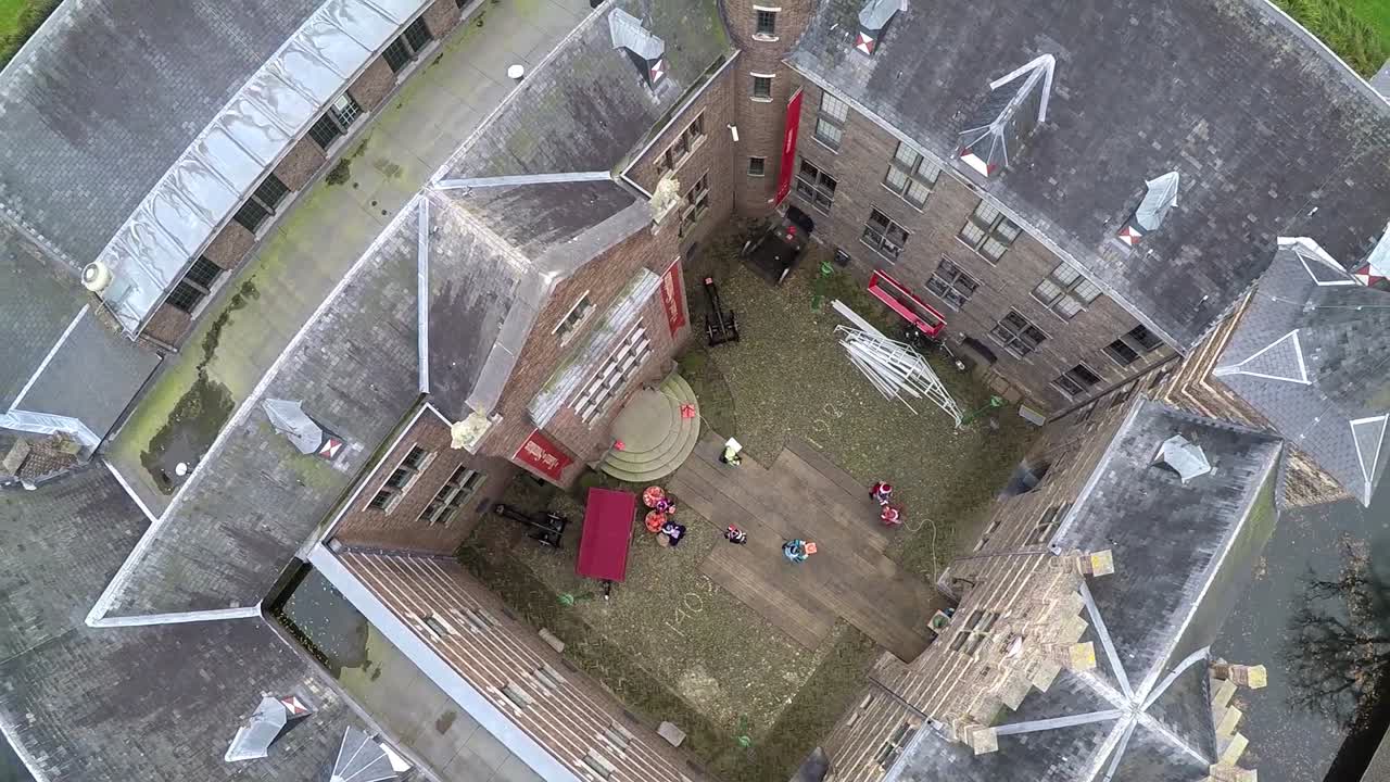 성 안뜰에서 들어올리는 드론