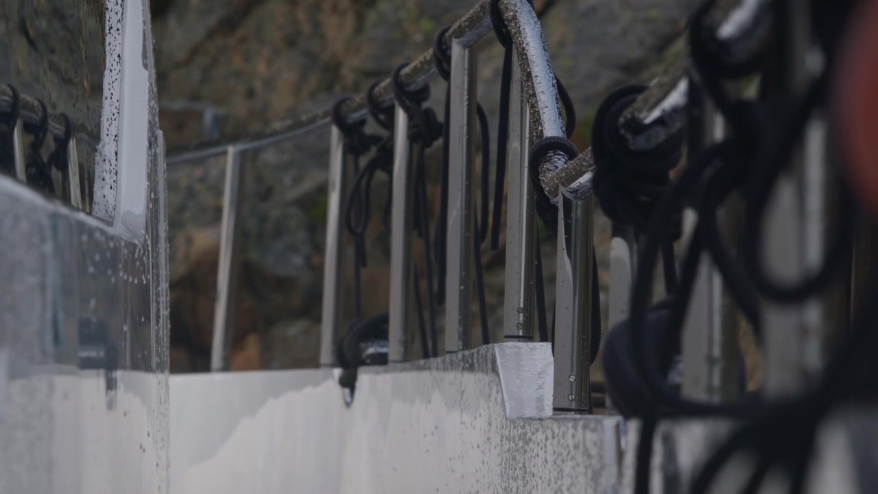 Detalhe de um barco junto às rochas
