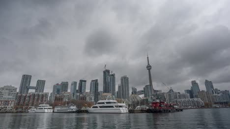 Timelapse-Estático-De-Nubes-Sobre-El-Paseo-Marítimo-Y-El-Horizonte-De-Toronto