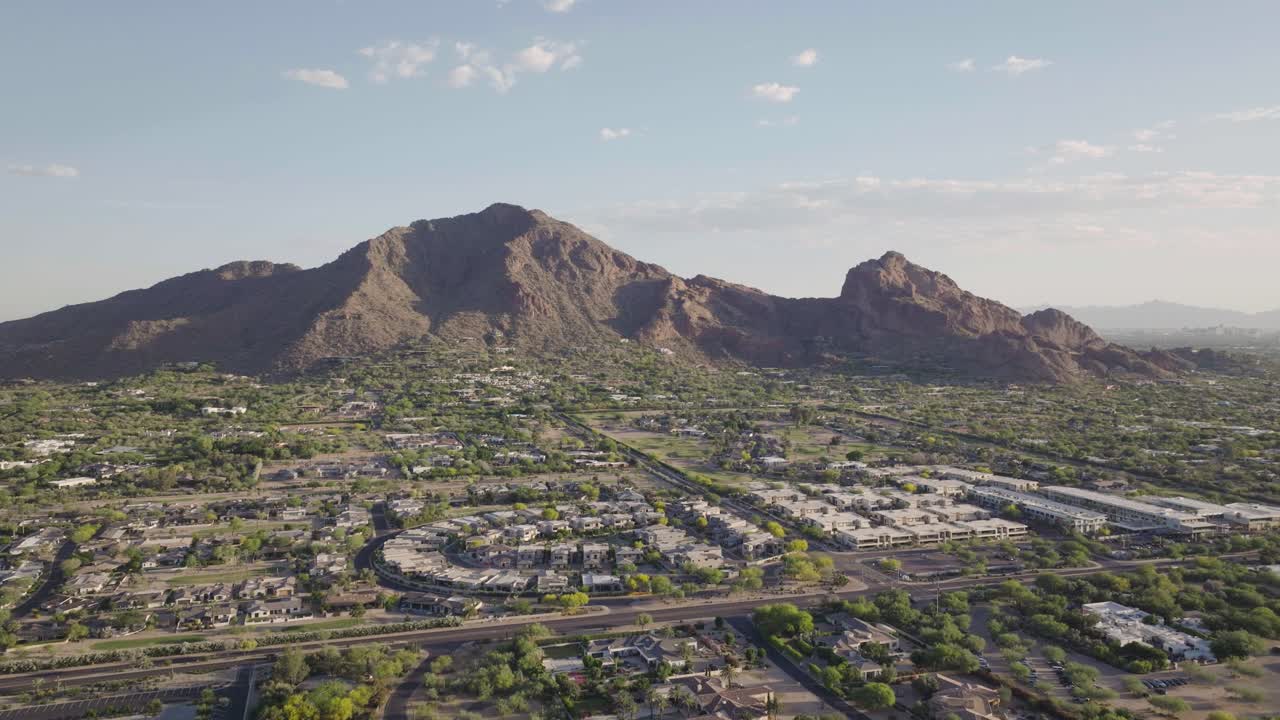 Veduta aerea della Paradise Valley con le case più lussuose della città in Arizona, USA, al mattino.