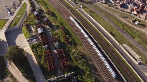 Tren-Saliendo-De-La-Estación-De-Retiro-En-Buenos-Aires