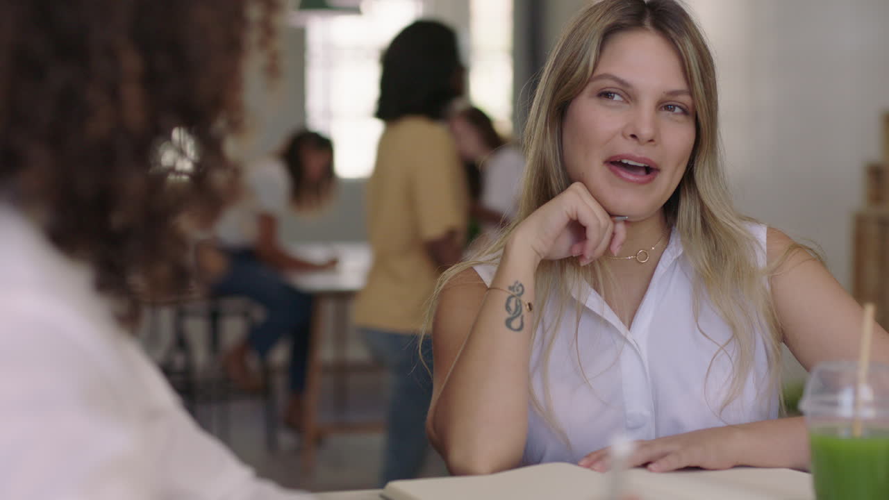 mujeres de negocios felices haciendo lluvia de ideas amigos trabajando juntos disfrutando de la conversación compartiendo ideas creativas en un lugar de trabajo de oficina relajado
