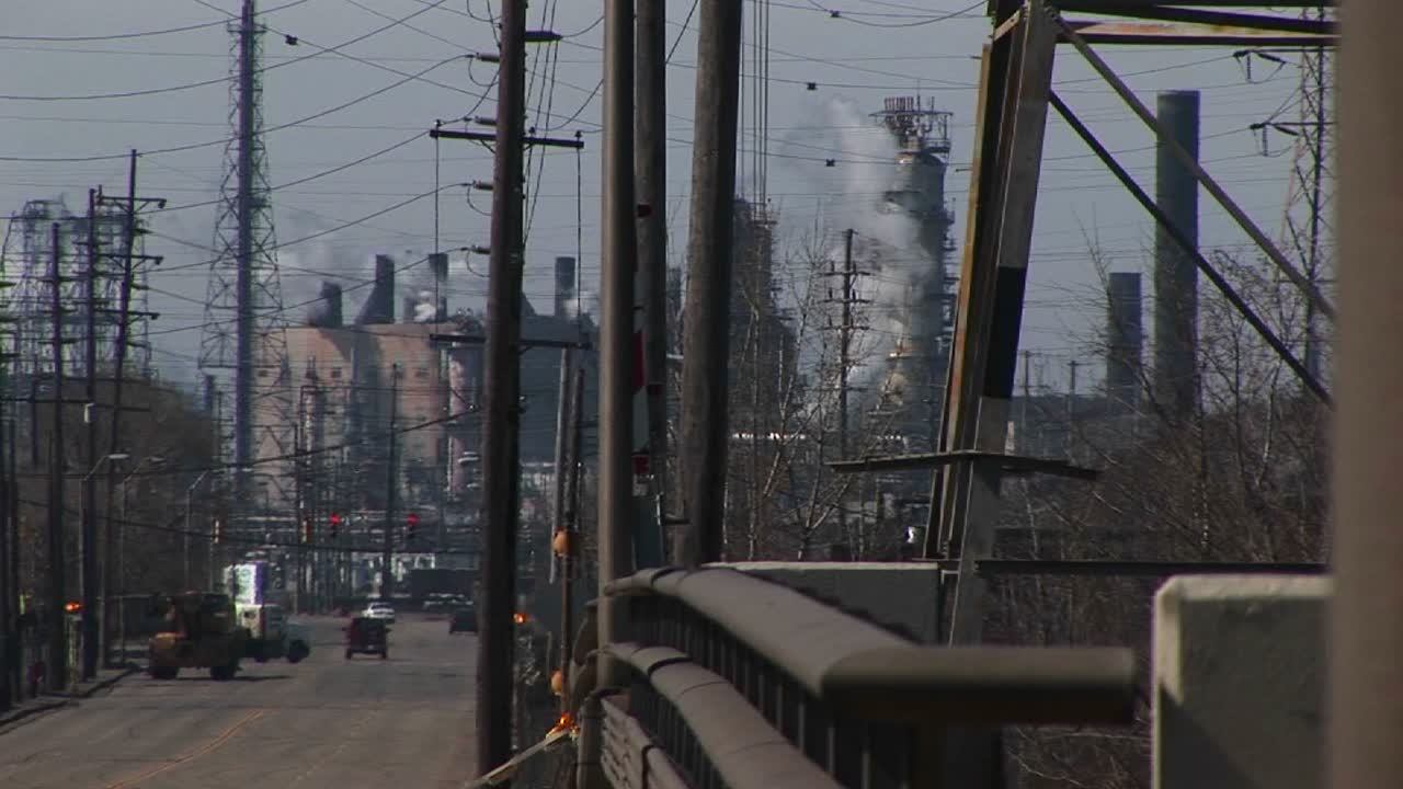 정유 시설 유틸리티 전선 연기 및 교통이 있는 도심 산업 지역