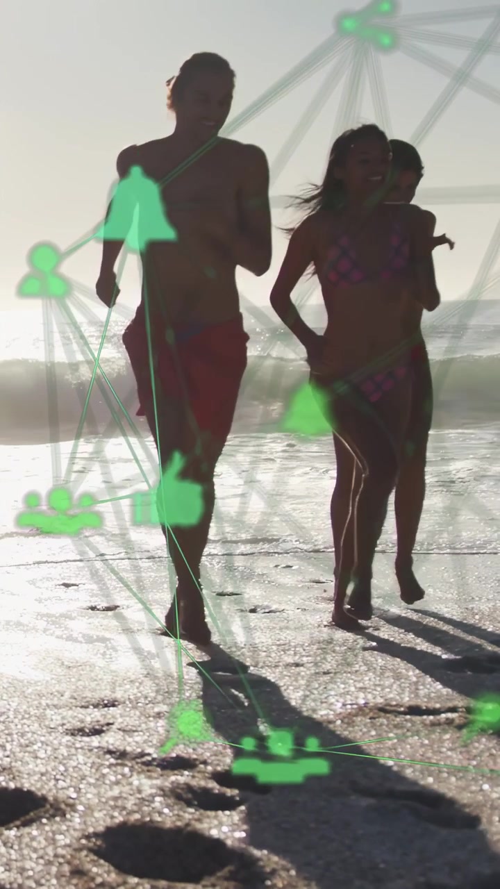 Video verticale: Gruppo che individua la telecamera e corre sulla riva per un post social, con icone che fluttuano sopra i corridori.