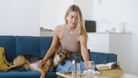 mujer y perro en casa